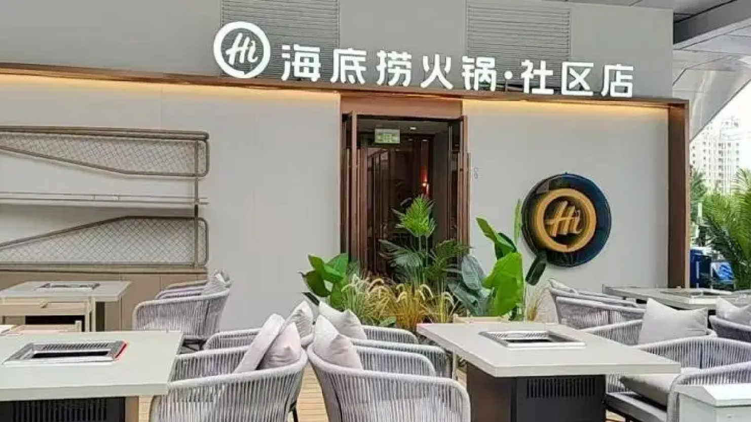 为什么吃海底捞前总要“爬个坡”？设计真相来了